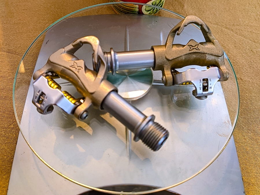 Ултра ЛЕКИ неща от Али: лапа, педали и "карбонови" колодки